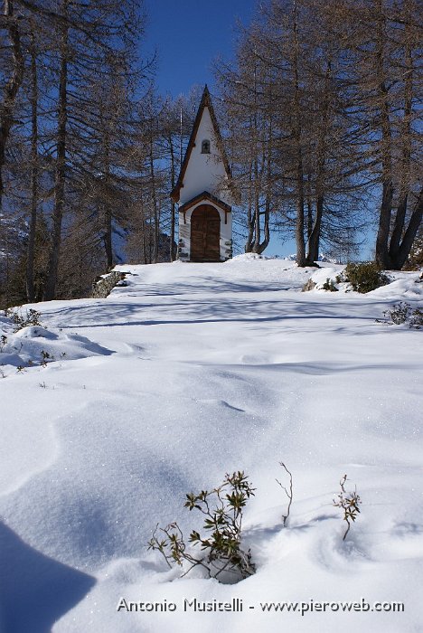 09 Cappelletta nei pressi del rifugio.JPG